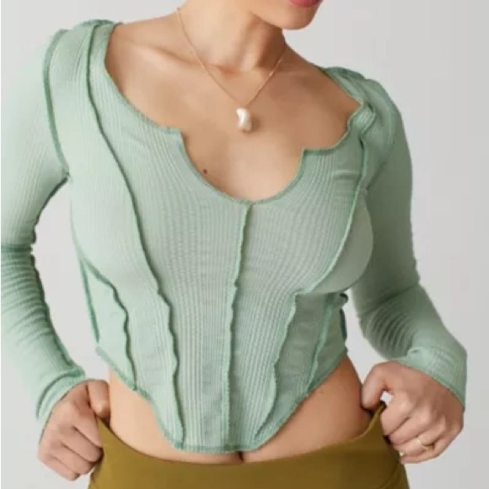 Uo moon notch neck top